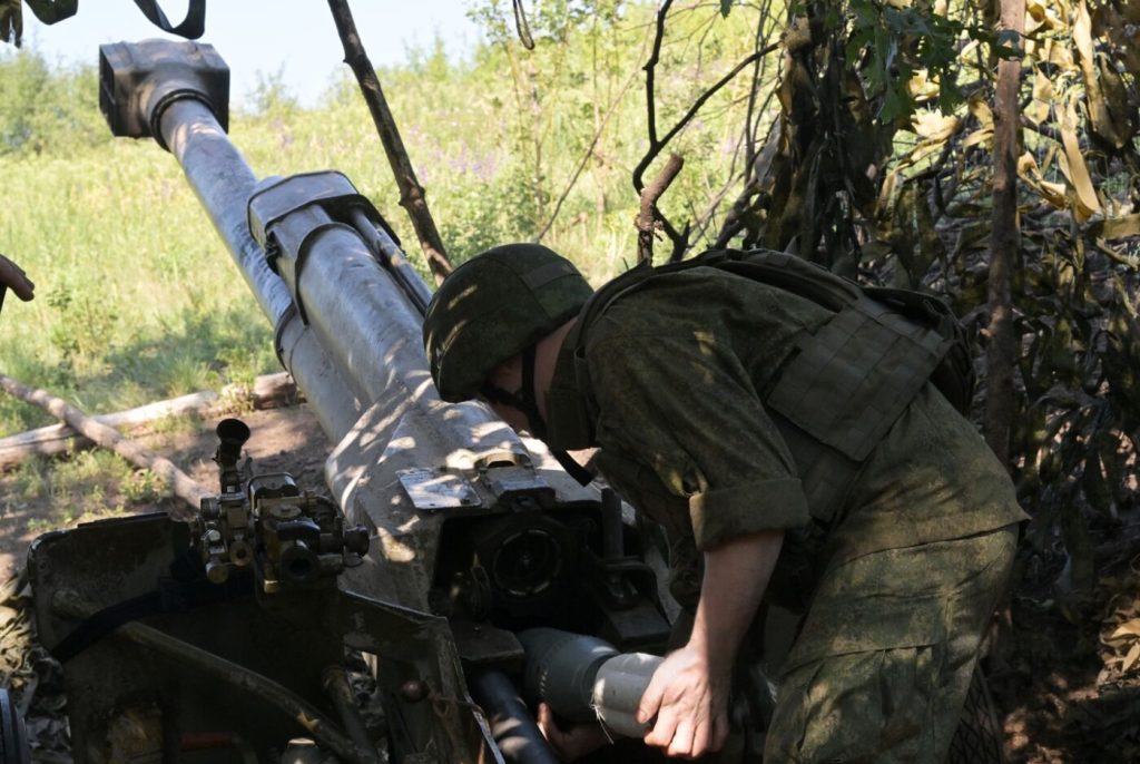 Російський артилерист заряджає міну 3ОФ51 у гармату 2Б16 «Нона-К», липень 2025. Фото: Sputnik