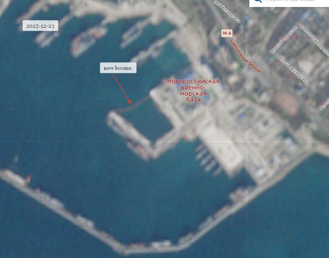 Росіяни встановили баржі на вході до стоянки підводних човнів у Новоросійську
