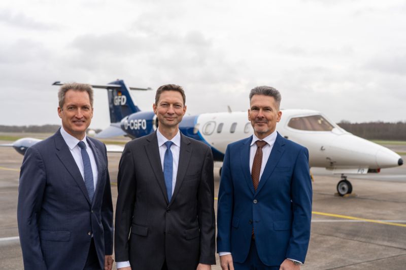 На фото (зліва направо): директор авіації Стефан Мюллер, керуючий директор Торе фон Шеффер та комерційний менеджер Гайко Лабуш. Джерело: GFD GmbH