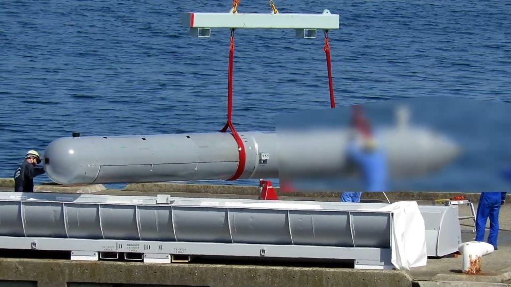 ​Безпілотний підводний апарат під час завантаження на борт фрегата типу Mogami для проведення випробувань. 2023 рік Фото: AGC 
