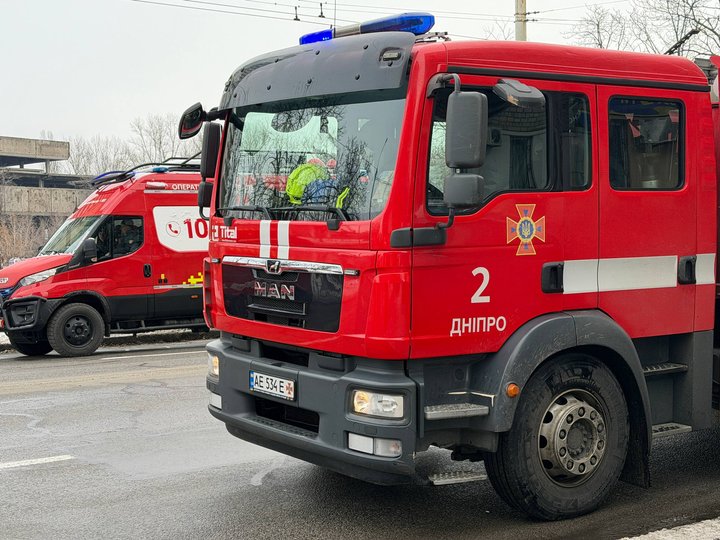 Автомобілі ДСНС стоять поблизу місця удару у Дніпрі, 5 січня 2026 року. Суспільне Дніпро