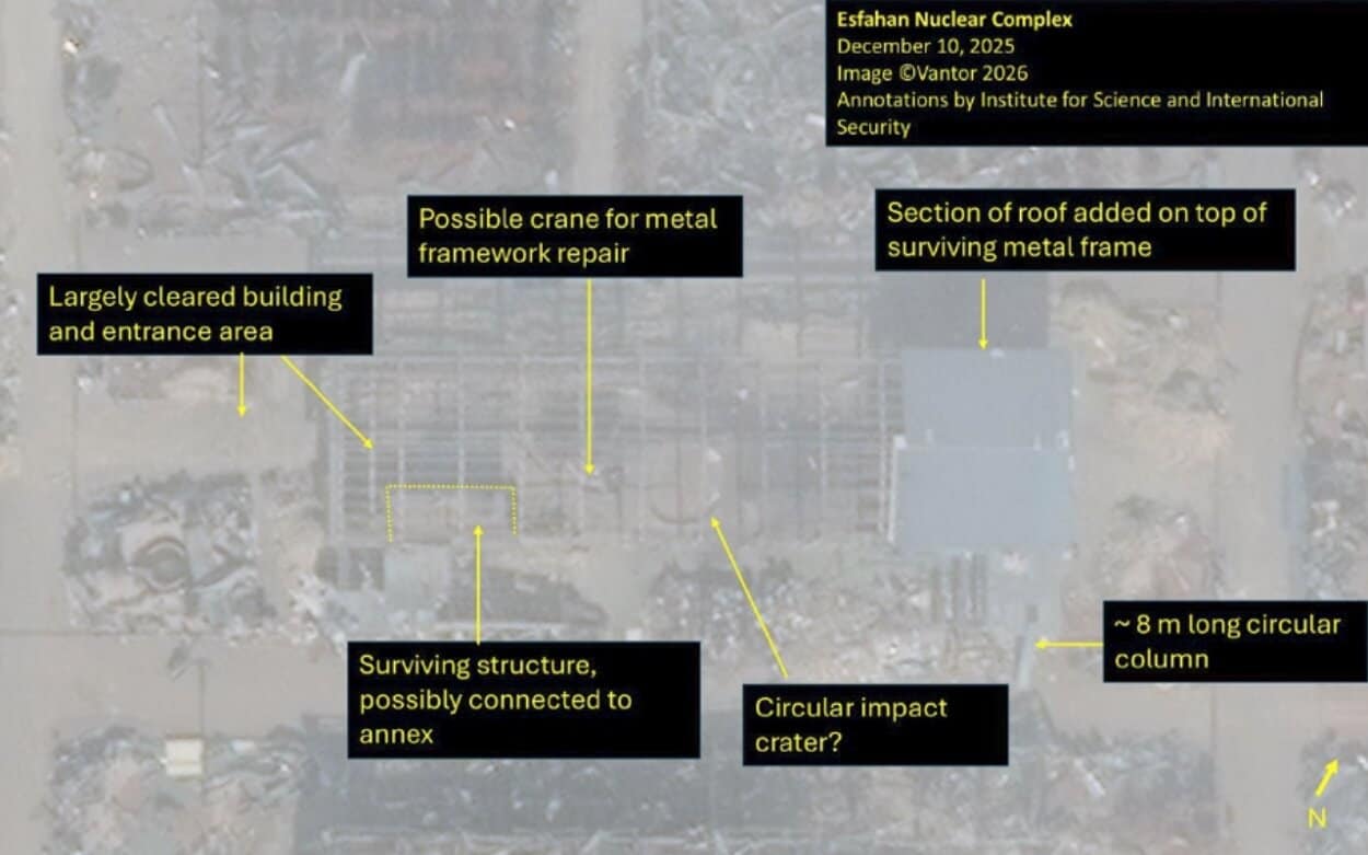 Будівлю здебільшого очищено від уламків до ремонту вцілілого металевого каркаса та поетапного встановлення даху