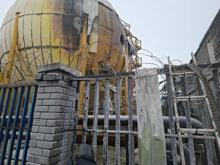 Пошкоджена цистерна з соняшниковою олією. ДСНС України