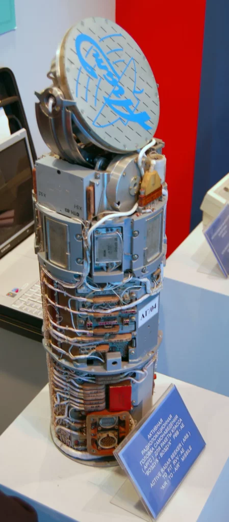 Активна раділокаційна головка самонаведення ракети Р-77-1 на виставці МАКС-2009. Фото з відкритих джерел