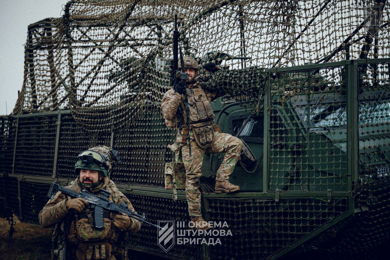 БТРи Patria в Україні закрили повним антидроновим комплектом екранів