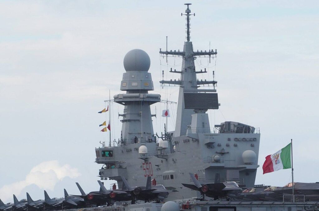 Радарні системи на надбудові італійського авіаносця Cavour. Фото: ВМС Італії.