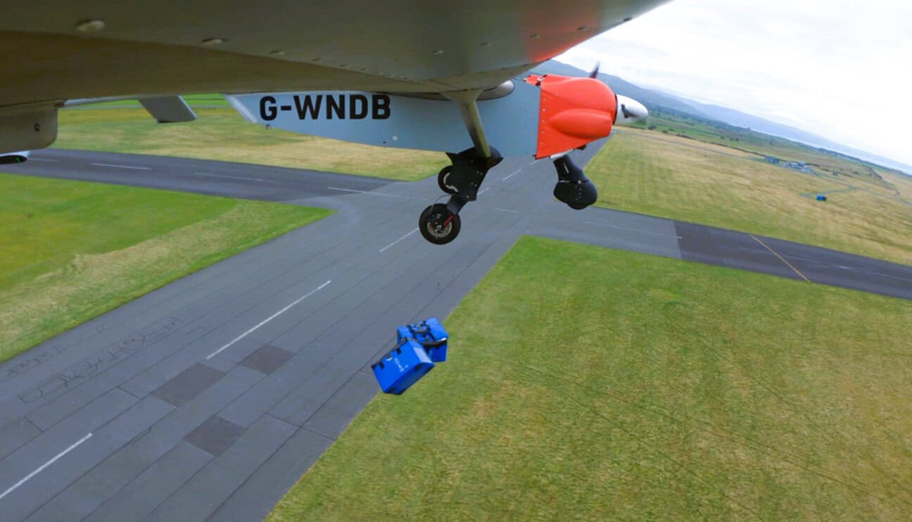 Дрон Ultra скидає вантаж. Фото: Windracers