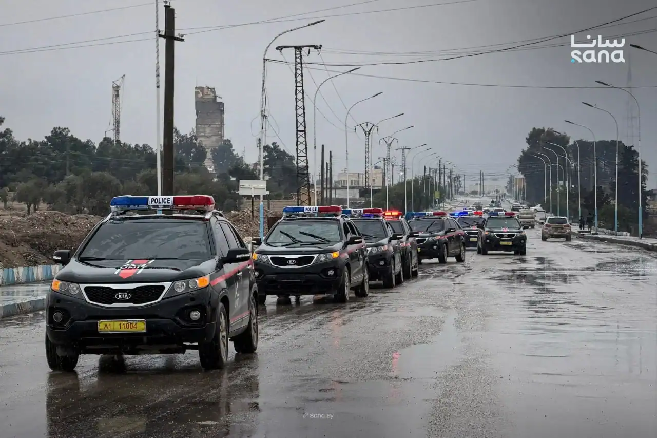 Конвой підрозділу внутрішньої безпеки A1 увійшов до Табки в сільській місцевості Ракки в рамках поточних операцій безпеки для підтримки порядку та громадської безпеки. Джерело: Sana