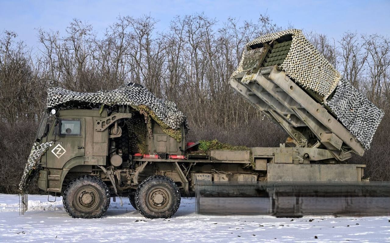 Машина РЕБ на базі ГАЗ-66, яка прикриває роботу інженерної системи дистанційного мінування «Земледелие» 45-ї окремої гвардійської інженерної бригади угруповання військ «Захід» на території Луганської області. Джерело: "РИА Новости"