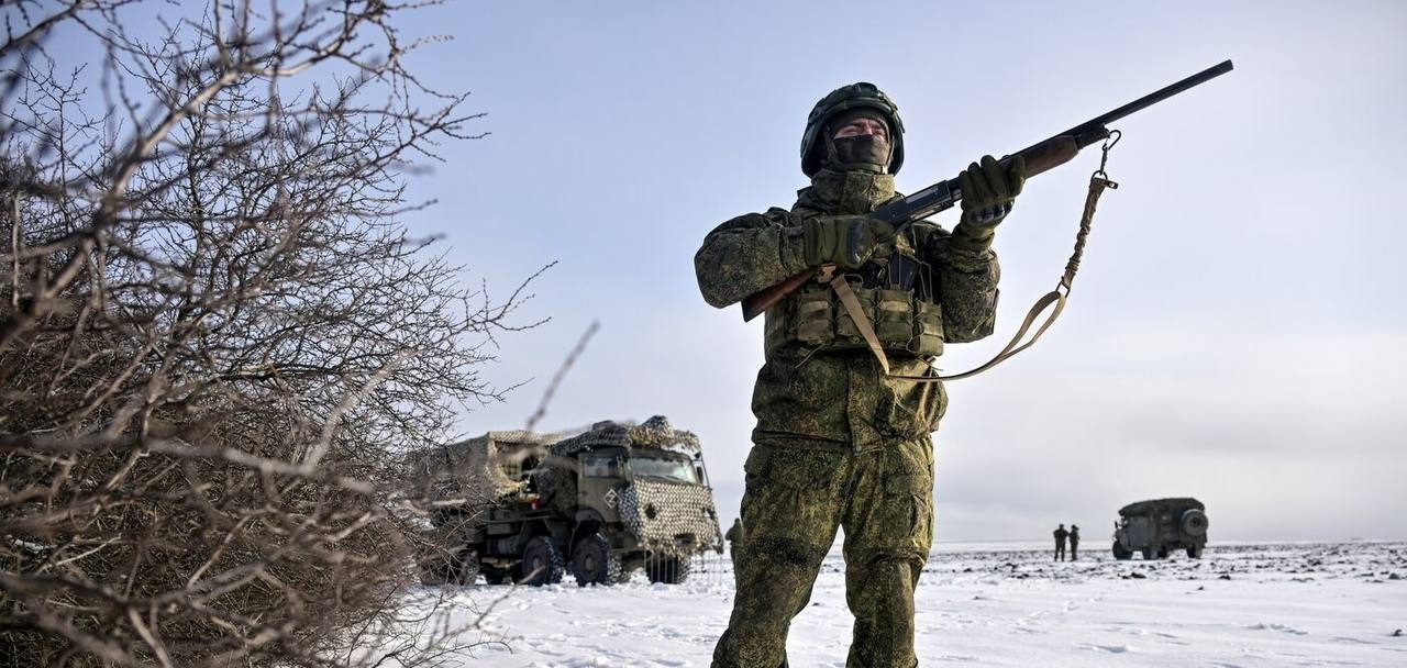 Машина РЕБ на базі ГАЗ-66, яка прикриває роботу інженерної системи дистанційного мінування «Земледелие» 45-ї окремої гвардійської інженерної бригади угруповання військ «Захід» на території Луганської області. Джерело: "РИА Новости"