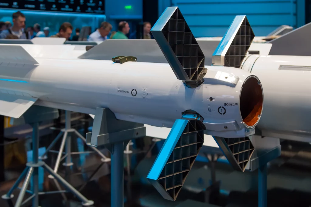 Гратчасті рулі ракети Р-77-1 на виставці Армія-2022. Фото з відкритих джерел