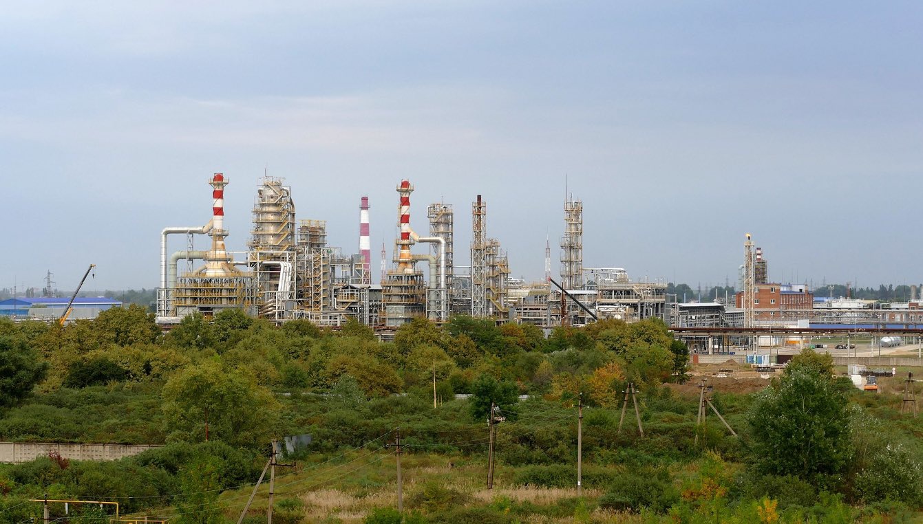 Ukrainian Drones Strike Afipsky Oil Refinery and Energy Facilities in Oryol, Causing Power Outages