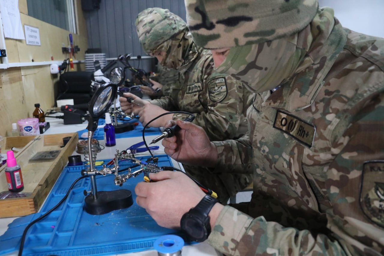 В Казахстані десантники налагодили виробництво FPV-дронів