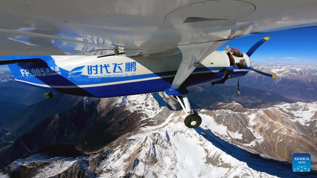 Китайський БпЛА FP-985 «Taurus» під час польоту над горами. Фото XINHUA News