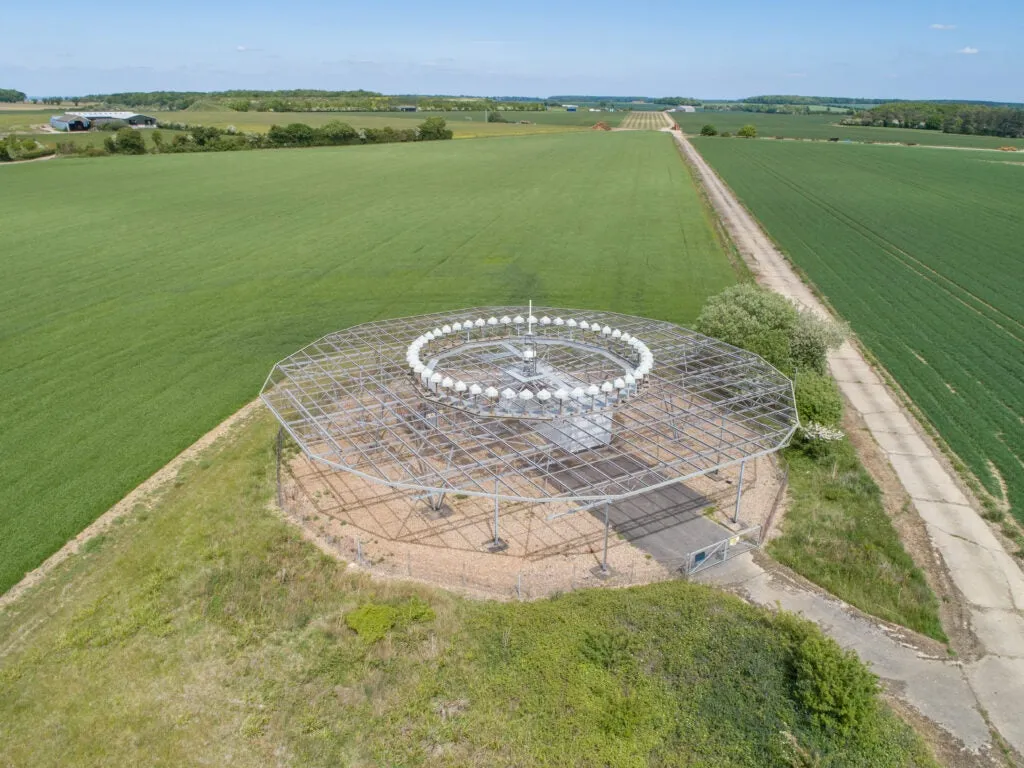 Наземна станція/маяк системи VOR/DME. Фото Shutterstock