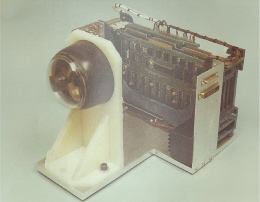 Один з прототипів лазерної головки самонаведення ракети AGM-114A. Фото Tactical standoff the origins, development, and evolution of the Hellfire Missile