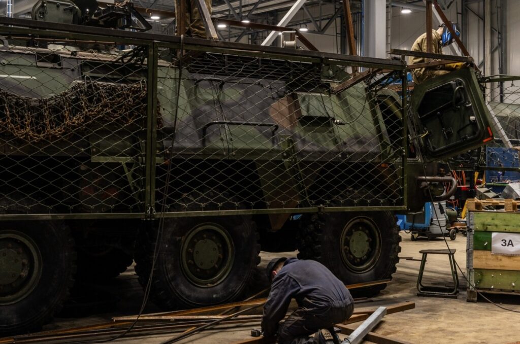 Встановлення захисних решіток на бронетранспортери Patria армії Естонії. Січень 2026. Джерело: jalaväebrigaad 1st Infantry Brigade