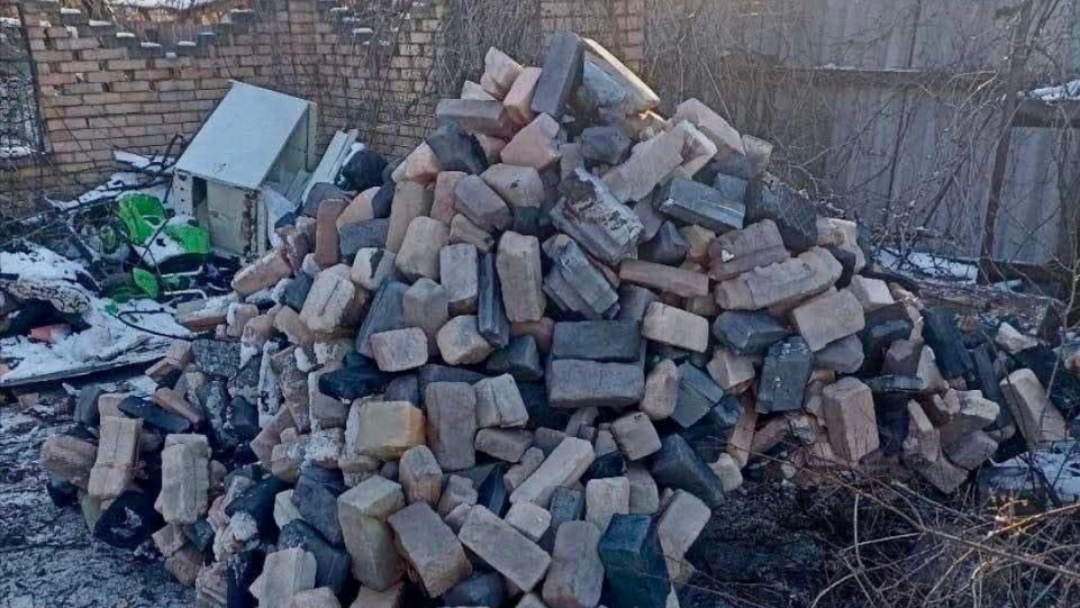 Camouflage Nets Designed to Resemble Construction Waste Appear at Frontline