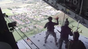 Французи випробували ручне скидання дронів з військово-транспортного літака 