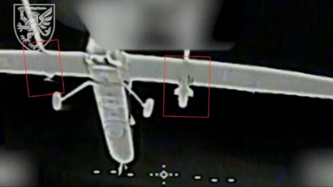 Місця кріплення авіабомб під крилами збитого російського БпЛА «Форпост». Сумщина, січень 2026. Джерело: 80 ОДШБр