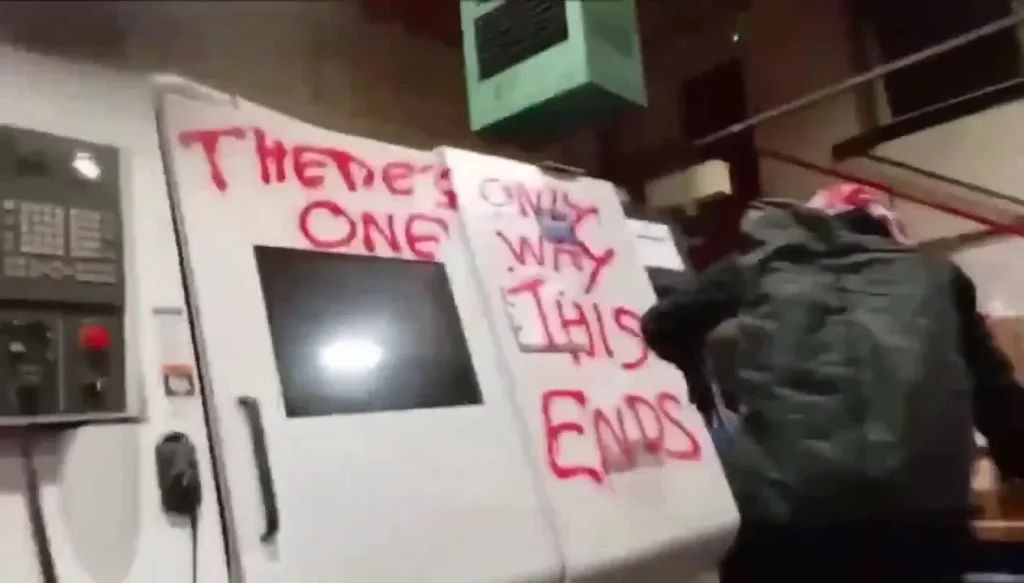 Пропалестинські активісти обмальовують потрощені станки заводу Bruntons Aero Products. Фото The Herald