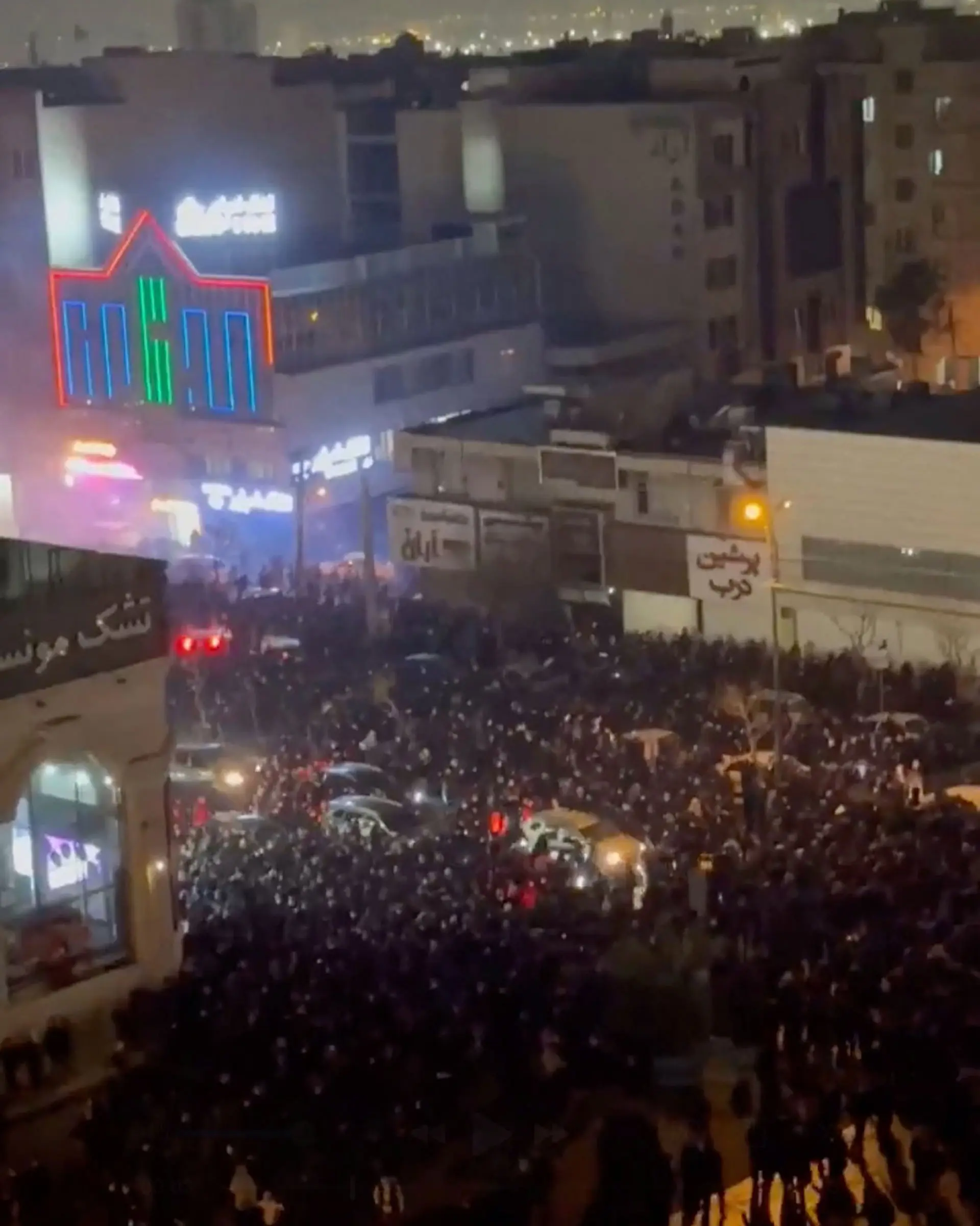 Іранський принц Реза Пехлеві у суботу закликав протестувальників продовжувати вуличні демонстрації.