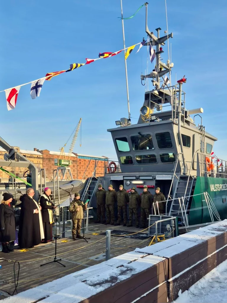 Урочиста церемонія підняття прапору на патрульному катері Barta (1). Фото Baltic Workboats