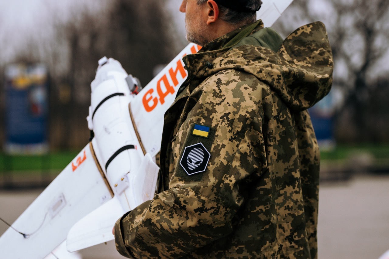 Військовий 412-ї бригади Nemesis тримає дрон-перехоплювач «Тарас+». Січень 2026 року. Фото: Фонд Сергія Притули