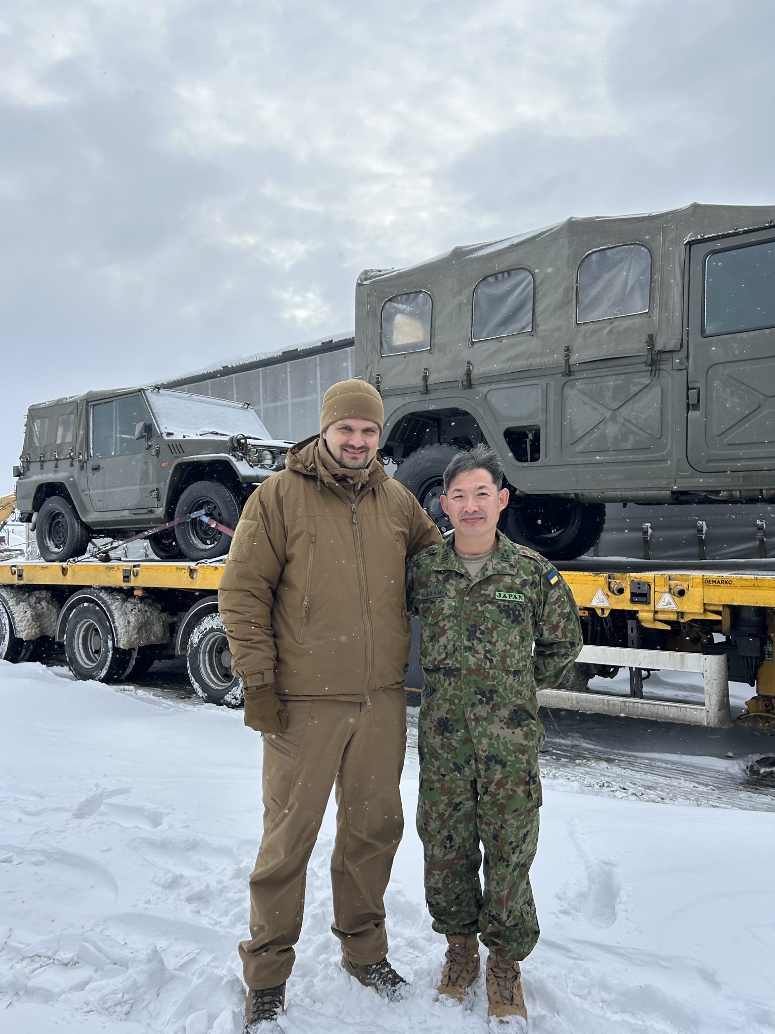 Переданий Японією позашляховик Toyota HMV (справа). 14 січня 2026 року. Фото: Посольство Японії в Україні