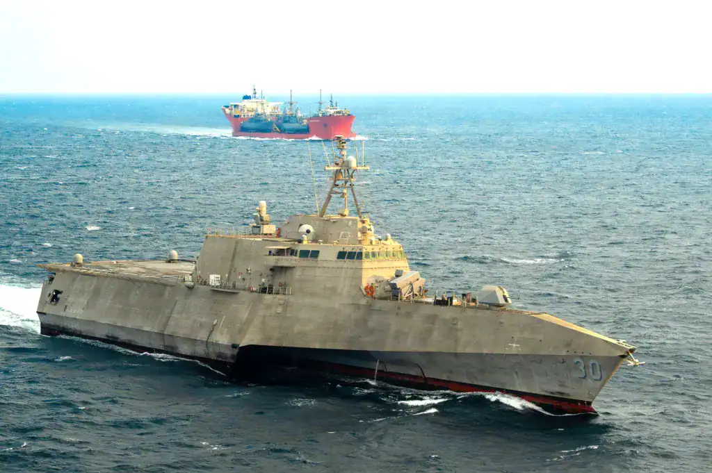 Протимінний корабель USS Canberra класу Independence супроводжує M/V Seaway Hawk. 20 січня 2026 року. Фото: USN