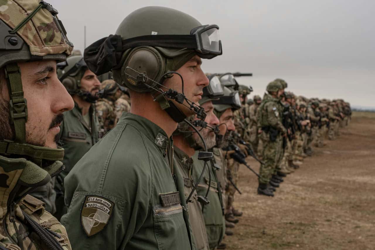 Війська багатонаціональної бойової групи Передових сухопутних військ (FLF) НАТО в Угорщині стоять поруч один з одним під час масштабних військових навчань у вересні 2025 року. Джерело: https://www.nato.int/