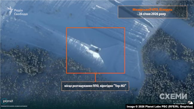 Ймовірно ЗРК «Тор» на території Мозирського НПЗ у Білорусі. Січень 2026. Джерело: «Схеми»/Planet Labs