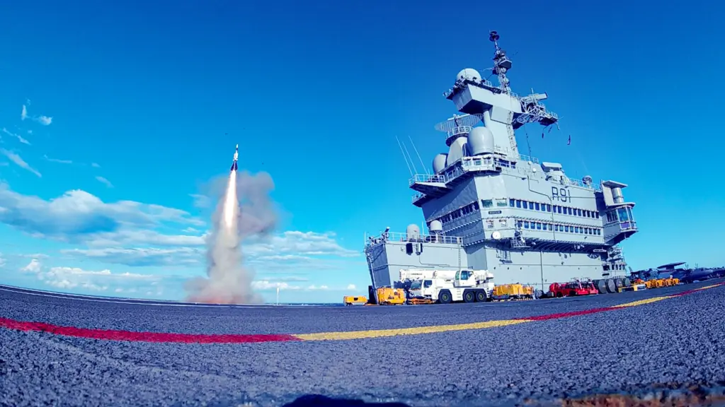 Пуск зенітної ракети Aster 15 з борту авіаносця Charles de Gaulle. Фото: Marine Nationale.