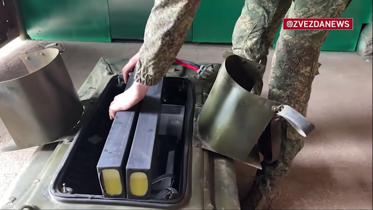 Установка батарей на дрон «Сириус-82». Джерело: «Военный Осведомитель».