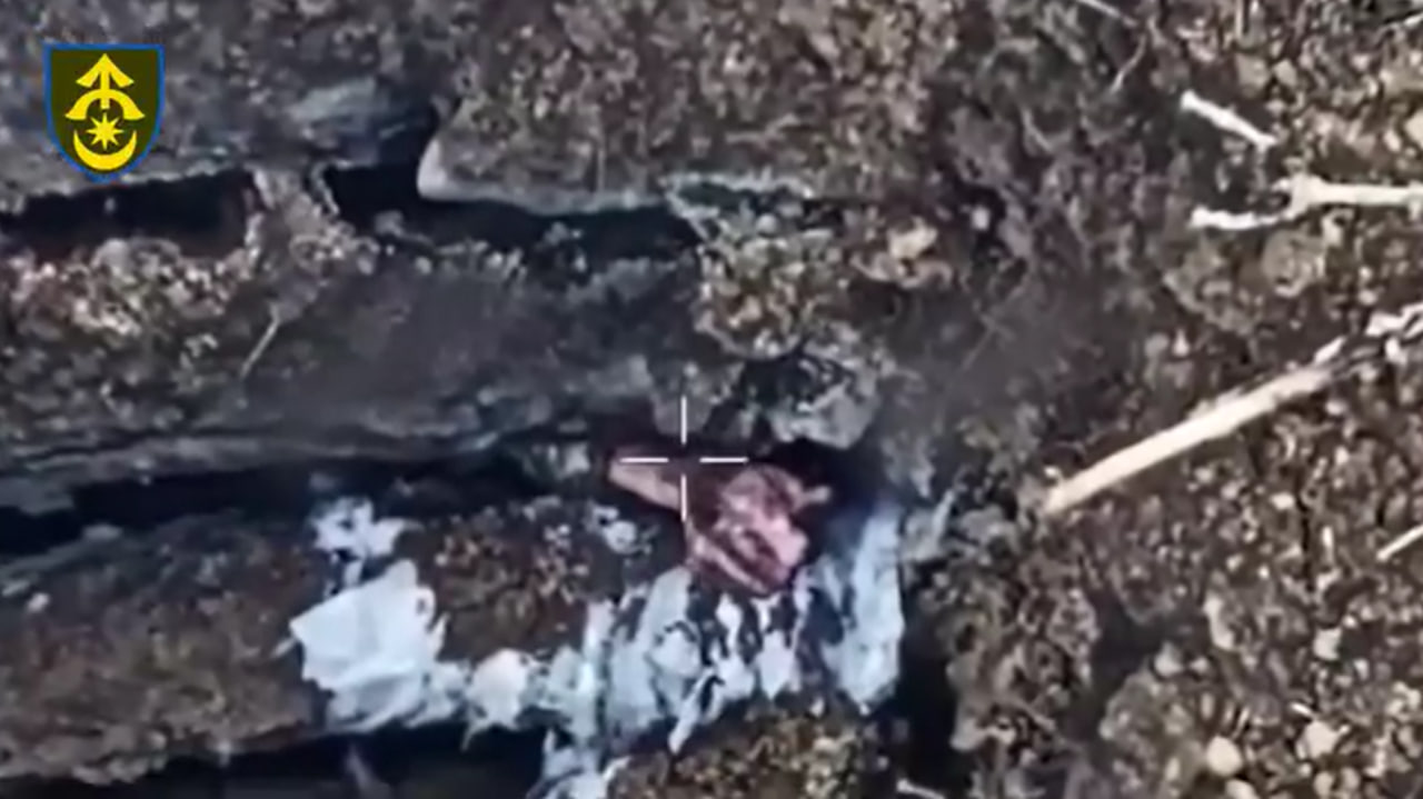 Поранений боєць подає сигнал зі зруйнованого бліндажа. Січень 2026 року. Джерело: 31 окрема механізована бригада імені генерал-хорунжого Леоніда Ступницького