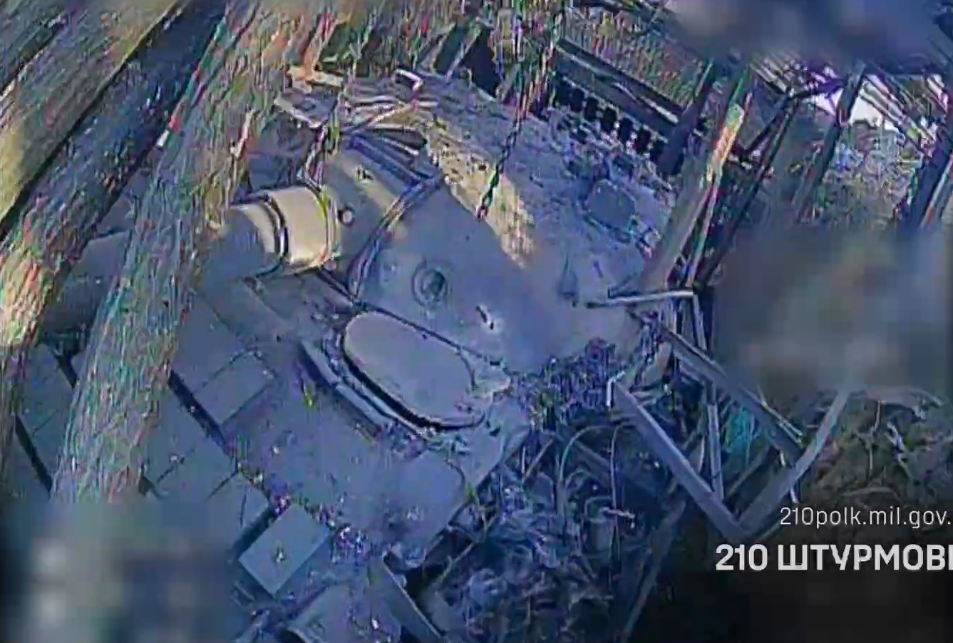 Російський танк на Запоріжжі в камері українського дрона. Січень 2026. Джерело: 210 ОШП