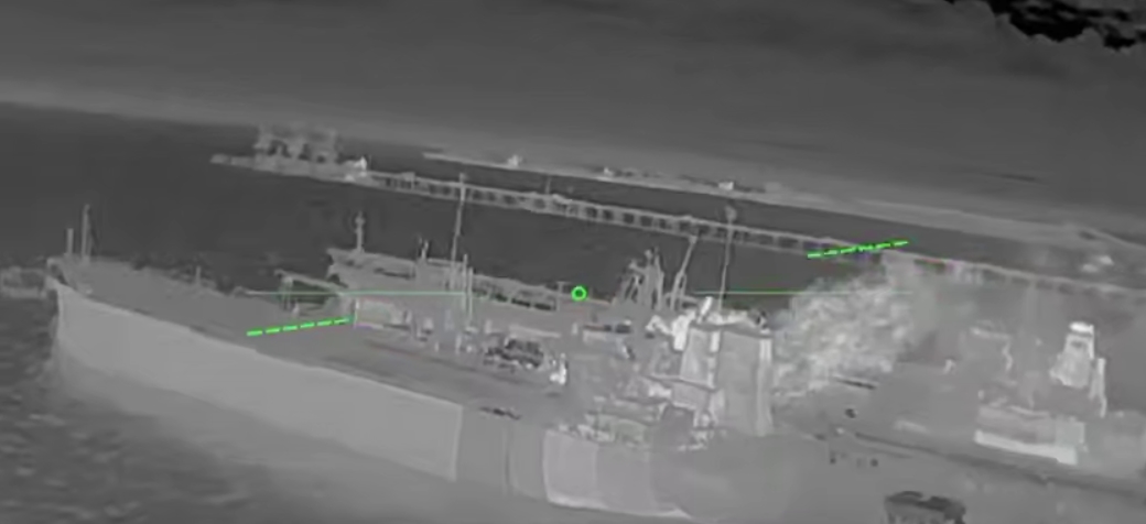 Українські дрони поцілили прямо у цистерни російського порту Тамань