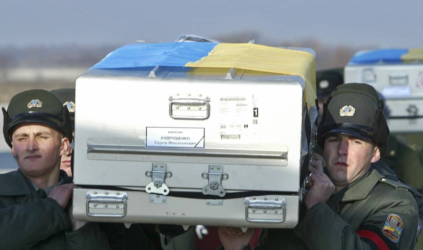 Тіло Сергія Андрущенко доставили в Україну. 12 січня 2005 року. Джерело: gettyimages.com