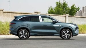 Військовим Польщі заборонили підключати службові телефони до китайських авто