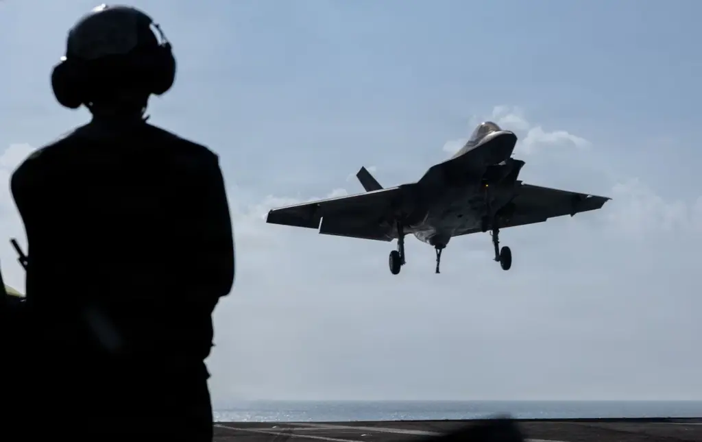 F-35C Lightning II, приєднаний до ескадрильї винищувальних ударів морської піхоти 314, готується до посадки на палубу авіаносця класу Nimitz USS Abraham Lincoln в Аравійському морі, 12 лютого 2026 року. Фото: Старшина 3-го класу Сонні Ескаланте/ВМС США