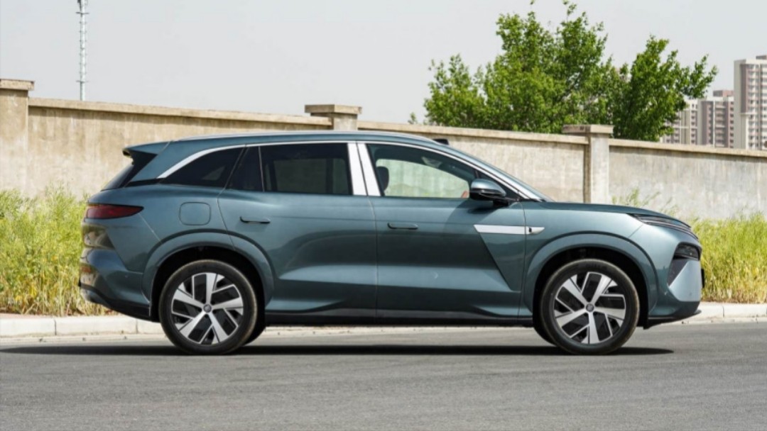 Polish Military Banned from Connecting Phones to Chinese Cars