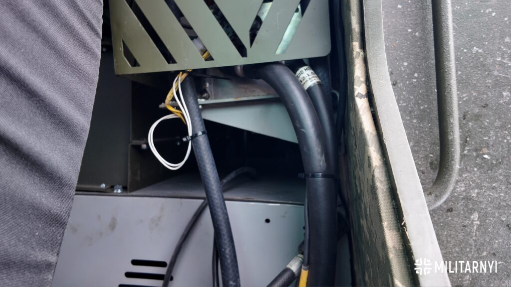 Борт бронемашини MAC OWL з протиуламковим підбоєм. Фото: Мілітарний