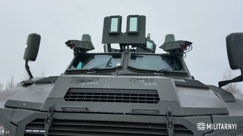 Антени бортового комплексу РЕБ на бронемашині MAC OWL. Фото: Мілітарний