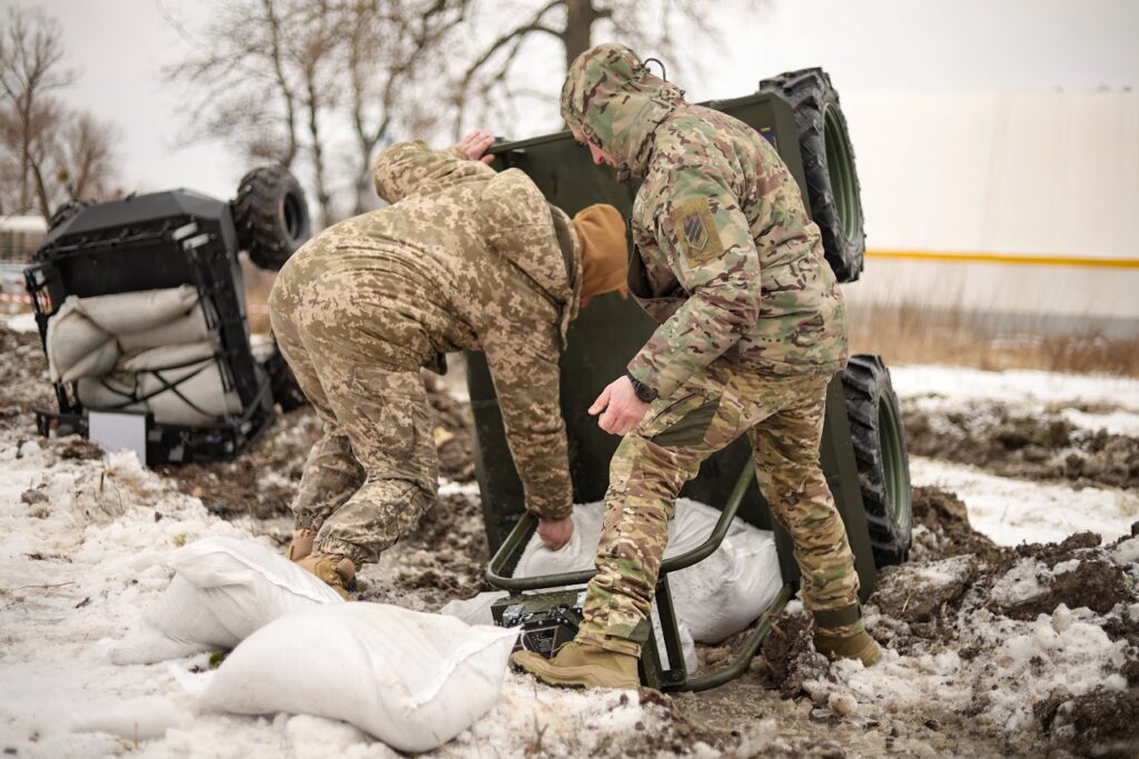 Екіпажі витягають перекинуті НРК аби повернутись на маршрут. Фото Федерація технологічного спорту України