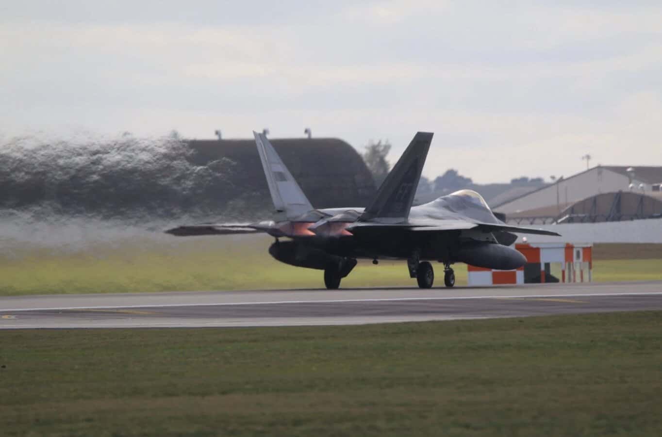 Американські винищувачі F-22 перед зльотом з Британії до Ізраїлю 24 лютого 2026 року. Джерело: @TallGlenn85