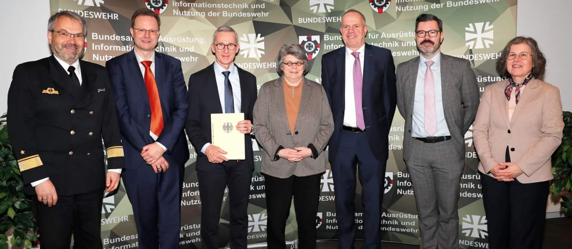 Церемонія підписання угоди між Бундесвером та Fassmer. Джерело: сайт компанії