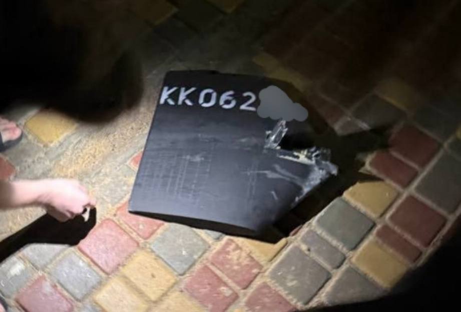 Уламок російського дрона Гарпия-А1 серії КК після атаки на Одесу 13 лютого 2026 року. Джерело: t.me/war_home