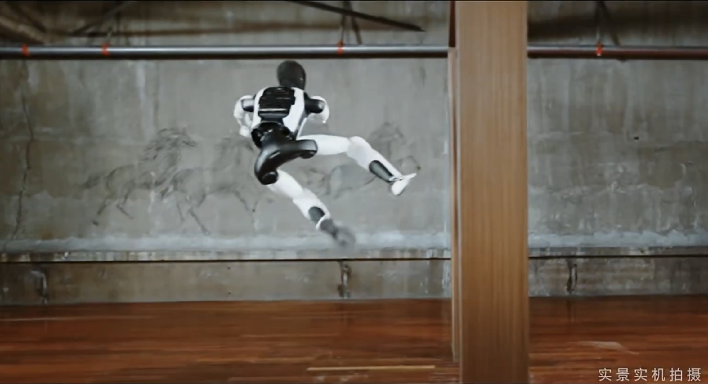 Гуманоїдний робот Expedition A3 AGIBOT змогли навчити прийомам кунг-фу