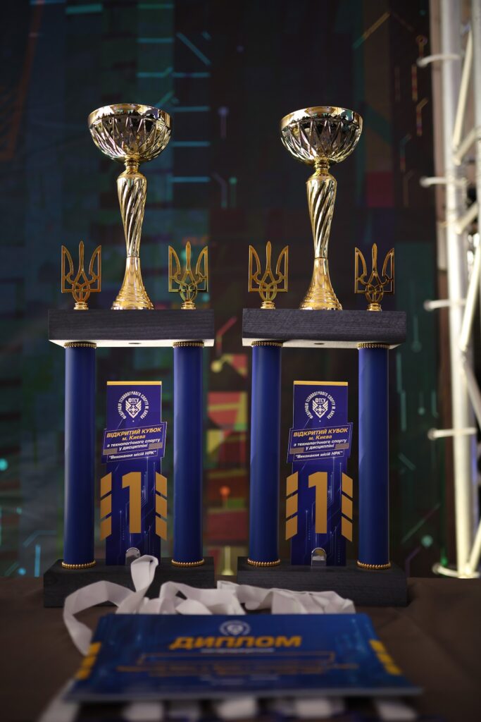 Кубки переможців. Фото Федерація технологічного спорту