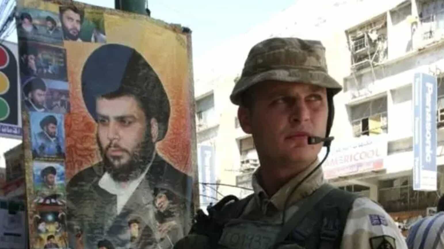 Британський військовий на фоні портрета Муктада ас-Садра в Іраку. 2003 рік
